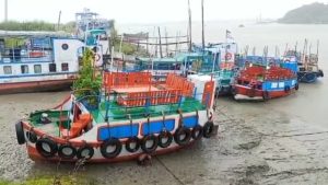 বৈরী আবহাওয়ায় মোংলা 