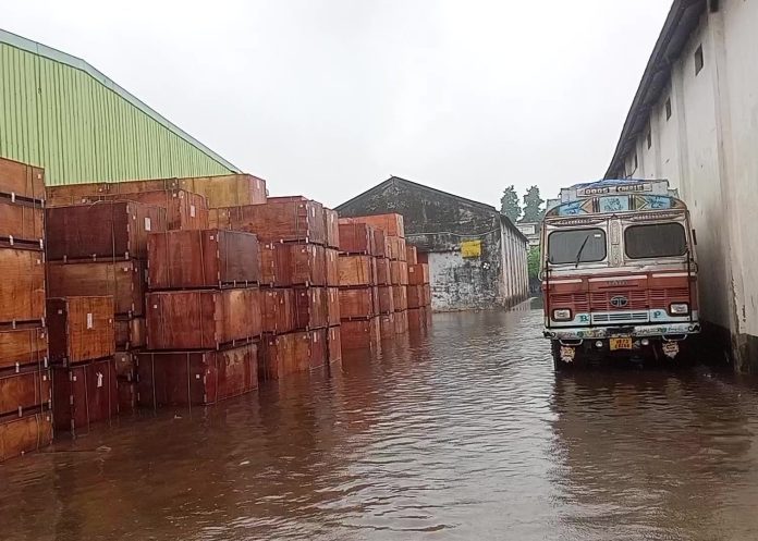 পানিতে তলিয়ে কোটি টাকার আমদানিকৃত পণ্য