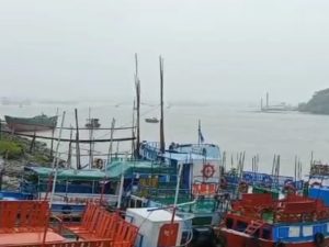 বৈরী আবহাওয়ায় মোংলা