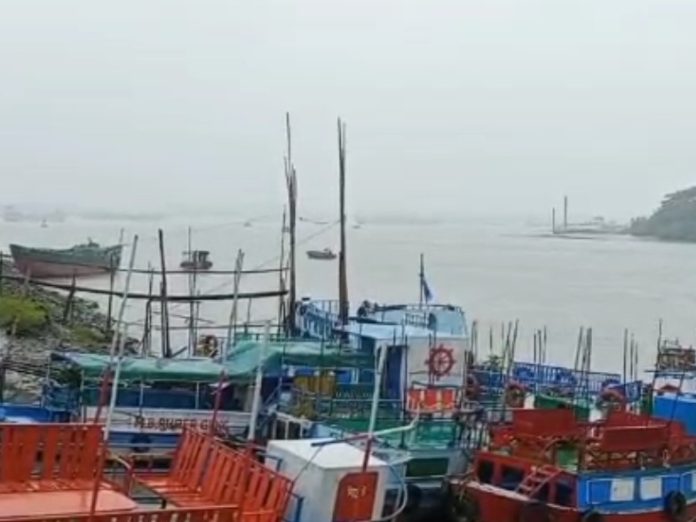 বৈরী আবহাওয়ায় মোংলা