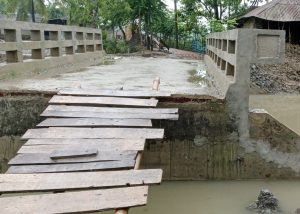 শ্যামনগরে ৩৩ লাখ টাকার সেতু, নেই সংযোগ সড়ক