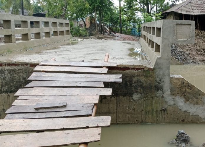 শ্যামনগরে ৩৩ লাখ টাকার সেতু, নেই সংযোগ সড়ক