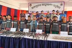 সুন্দরবনের দস্যুপ্রধান ছোট জাহাঙ্গীরসহ ২৭ জনের আত্মসমর্পণ