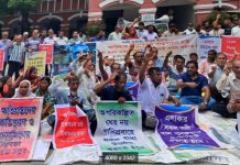 ভবদহের মানুষেরা ভোগান্তি নিরসনের দাবি নিয়ে জেলা সদরে