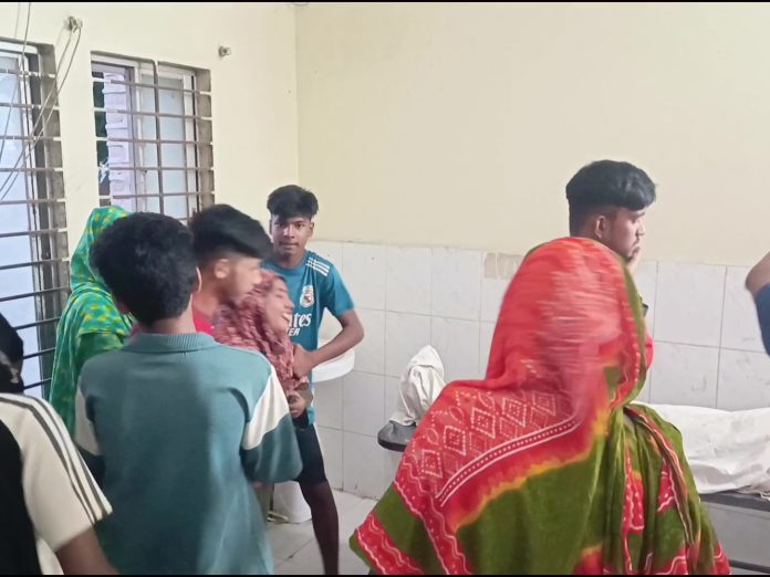 ফুটবল খেলতে গিয়ে মাঠেই লুটিয়ে পড়ল কিশোর, হাসপাতালে মৃত্যু”