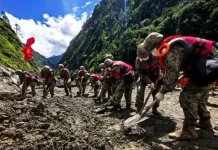 নেপালে মৃতের সংখ্যা বেড়ে ৭৩৪, এখনো নিখোঁজ আড়াই হাজার মানুষ