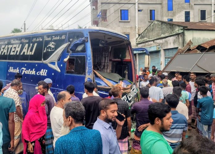 বগুড়ায় নিয়ন্ত্রণ হারানো বাস শ্রমিকদের ওপর