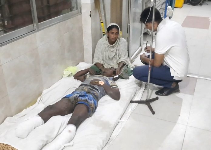 ঝিনাইদহে চাচাতো ভাইয়ের রামদার কোপে কৃষকের পা বিচ্ছিন্ন