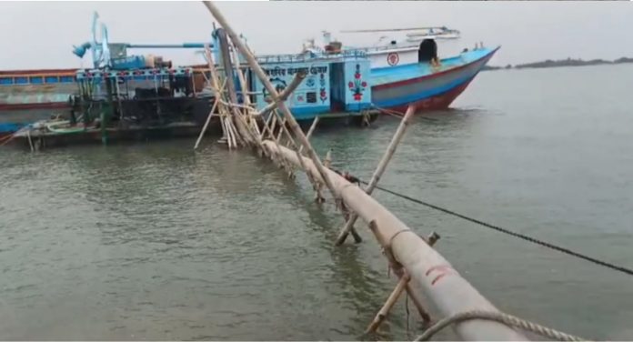 সাতক্ষীরার শ্যামনগরে খোলপেটুয়া ও কপোতাক্ষ নদী থেকে অবৈধ বালু উত্তোলনের ফলে ঝুঁকিতে বেড়িবাঁধ