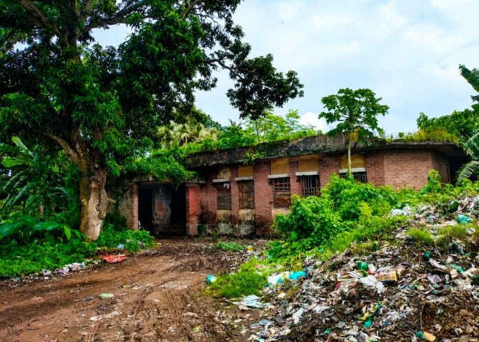 নওয়াপাড়ার রাজঘাট শিল্প ক্লিনিক এখন ময়লার ভাগাড়