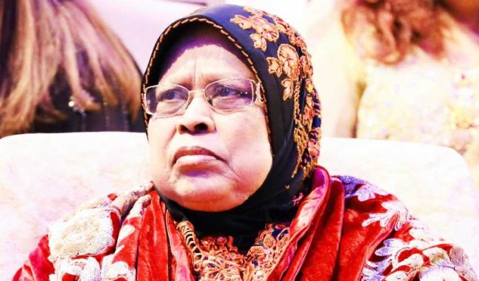 মায়ের শেষ বিদায়ে মুকুলের কান্না ছুঁয়ে গেল জানাজায় উপস্থিত সবাইকে