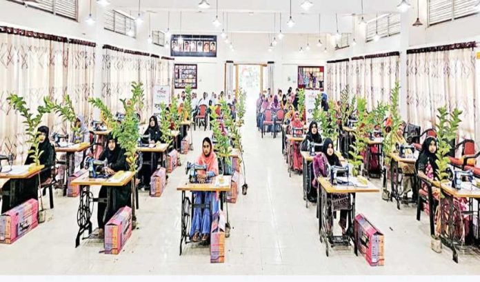 সেলাই মেশিনে স্বপ্ন বুনবেন নান্দাইলের ২০ নারী