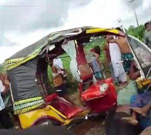 যশোরে অরক্ষিত রেলক্রসিংয়ে ট্রেনের ধাক্কায় ইজিবাইক দুমড়েমুচড়ে নিহত ২
