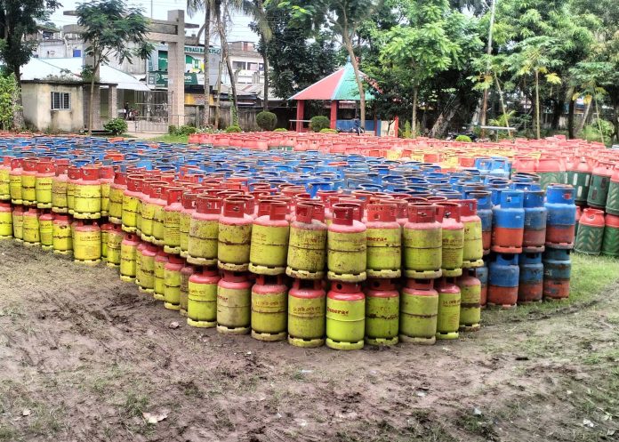 বাগেরহাটে ২ হাজার ৪২ গ্যাস সিলিন্ডার জব্দ