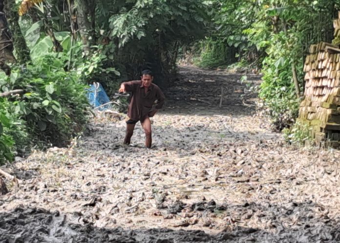 চুড়ামনকাটির ৩ কিলোমিটার কাঁচা রাস্তায় দুর্ভোগ