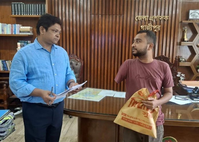 গাজীপুরে ডিসির গণশুনানি: চিকিৎসা সহায়তা থেকে ভূমি বিরোধ, তাৎক্ষণিক সমাধানের উদ্যোগ
