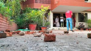 যশোরে অনিন্দ্য ইসলাম অমিতের বাড়িতে হামলার ঘটনায় যুবক আটক
