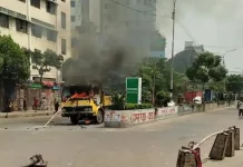 মিরপুরে উচ্ছেদ অভিযান: হকারদের সঙ্গে পুলিশের ব্যাপক সংঘর্ষ, গাড়িতে আগুন