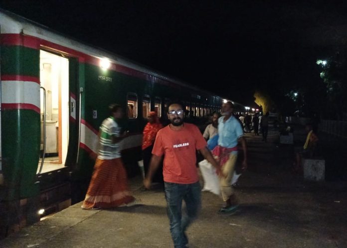 মোবারকগঞ্জ রেলস্টেশনে নিরাপত্তা-অবকাঠামো সংকট, রাত নামলেই আতঙ্কে যাত্রীরা