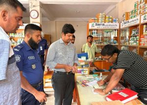 শ্রীপুরে অতিরিক্ত দামে ডিএপি সার বিক্রি, ডিলারকে ১ লাখ টাকা জরিমানা