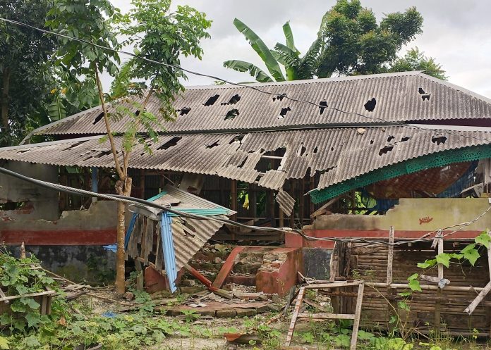 তেরখাদায় শতাধিক বাড়িঘর ভাঙচুর-লুটপাটের অভিযোগ