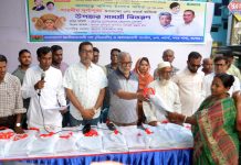 দুর্গাপূজা উপলক্ষে অনিন্দ্য ইসলাম অমিতের পক্ষে ৬ নম্বর ওয়ার্ডে উপহার সামগ্রী বিতরণ