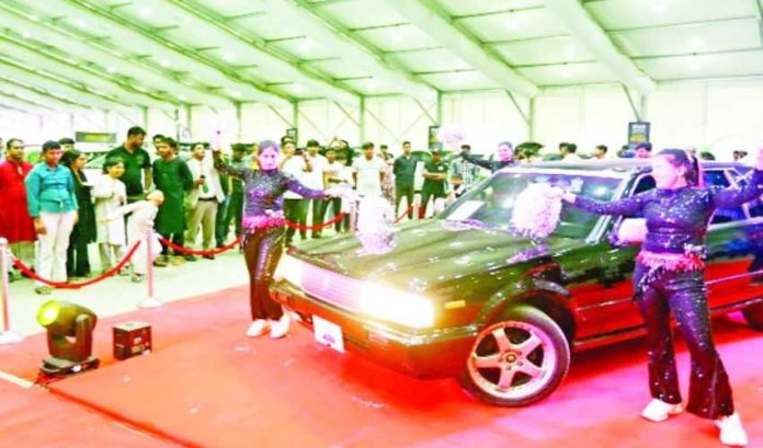 আইসিসিবিতে বৃষ্টিও থামাতে পারেনি গাড়ি কেনাবেচা