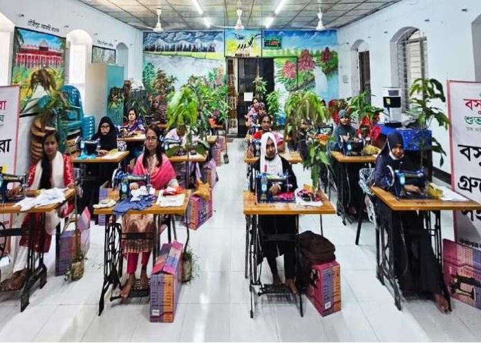 বসুন্ধরা গ্রুপের সেলাই মেশিন পেয়ে স্বাবলম্বিতার স্বপ্ন দেখছেন গৌরীপুরের ২০ নারী