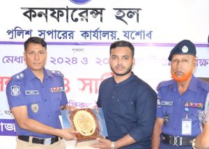 যশোরে বাংলাদেশ পুলিশ মেধা বৃত্তির ক্রেস্ট, সম্মানী ও সনদ প্রদান