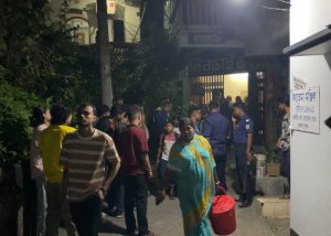 যশোরে ছাত্রীদের মেসে তালা, পুলিশি সহায়তায় বের হলেন শিক্ষার্থীরা