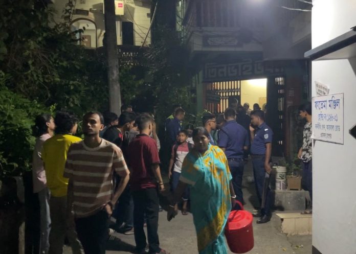 যশোরে ছাত্রীদের মেসে তালা, পুলিশি সহায়তায় বের হলেন শিক্ষার্থীরা