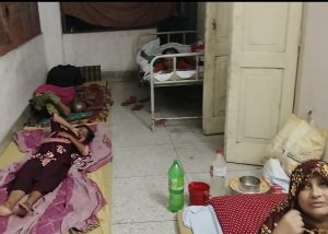 স্থানীয়দের অভিযোগ, এলাকায় সক্রিয় মাদকাসক্ত ও কিশোর গ্যাং চক্র এ ধরনের বিষাক্ত স্প্রে প্রয়োগ করে গৃহকর্তাদের অচেতন করে চুরির প্রকাণ্ড ঘটনা ঘটাচ্ছে।
