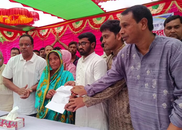ঝিনাইদহে ভিটেবাড়িহীন মিশন আচার্যের হাতে শিক্ষক নিয়োগপত্র তুলে দিলেন রাশেদ খাঁন