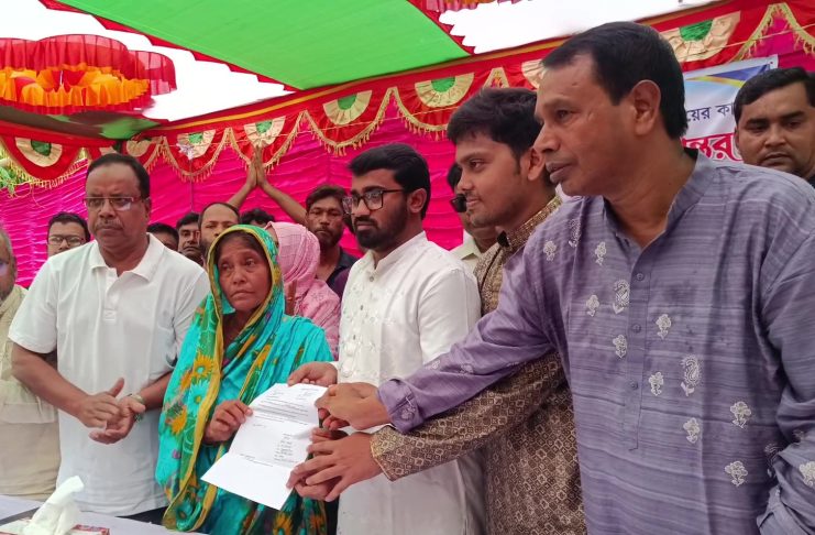 ঝিনাইদহে ভিটেবাড়িহীন মিশন আচার্যের হাতে শিক্ষক নিয়োগপত্র তুলে দিলেন রাশেদ খাঁন